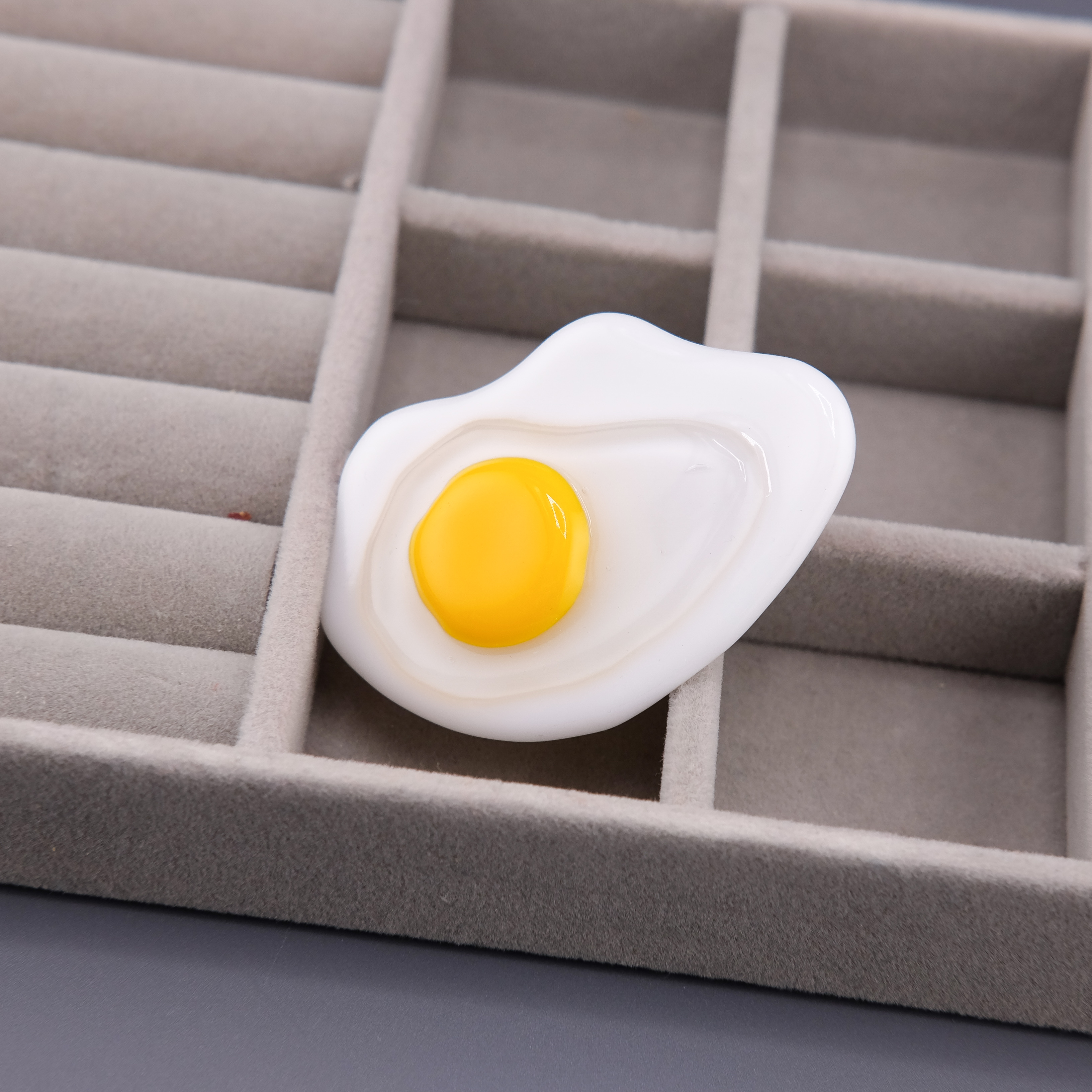 Брошь "Yaichnica"