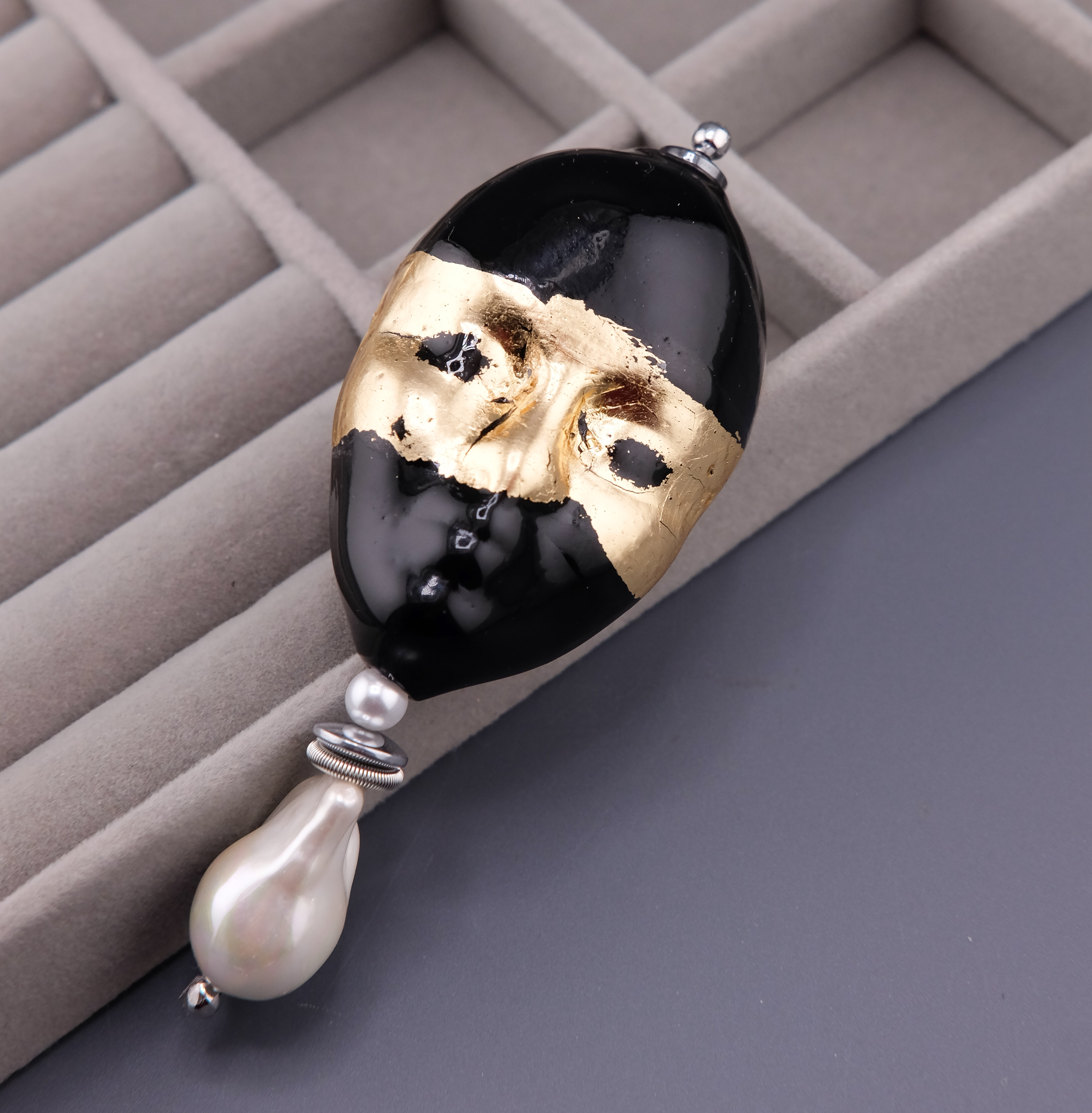 Брошь Venecian mask